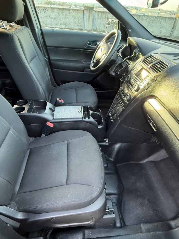 
								Cleanest 2016 Ford Explorer PIU AWD — Clean Title — 1-Owner (State Patrol) — 178k mi most of them interstate miles — White full									