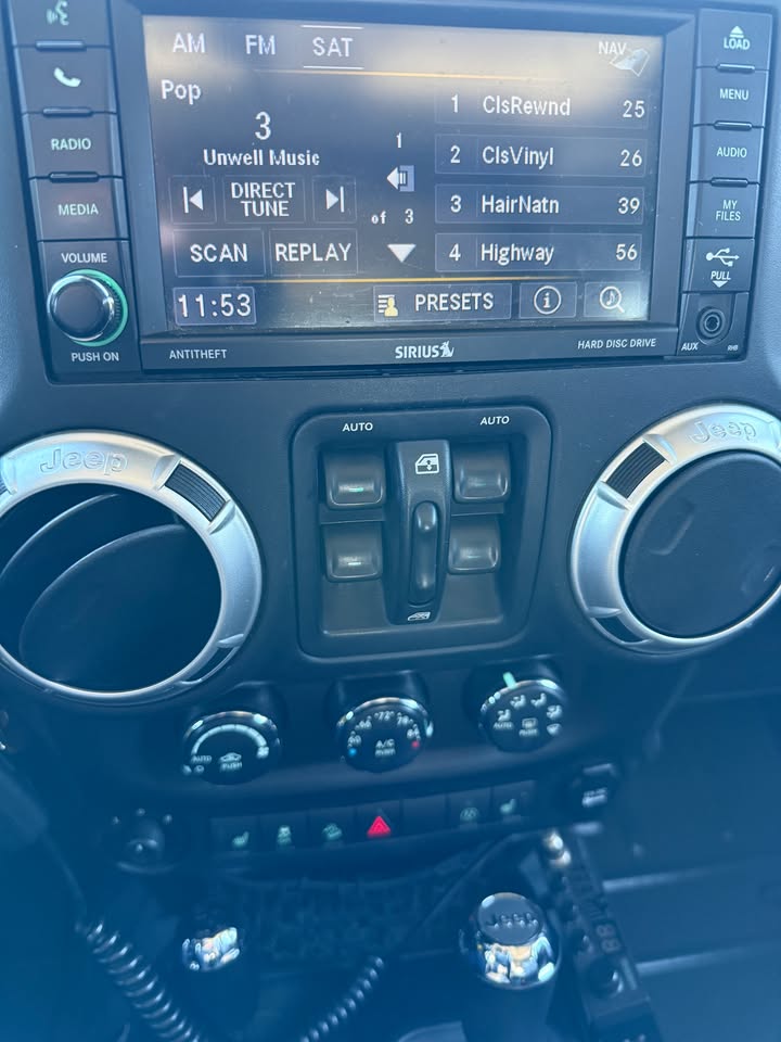 
								2015 Jeep Wrangler Unlimited Rubicon — Hard Top — 2 Owners — No Accidents — Title in Hand full									