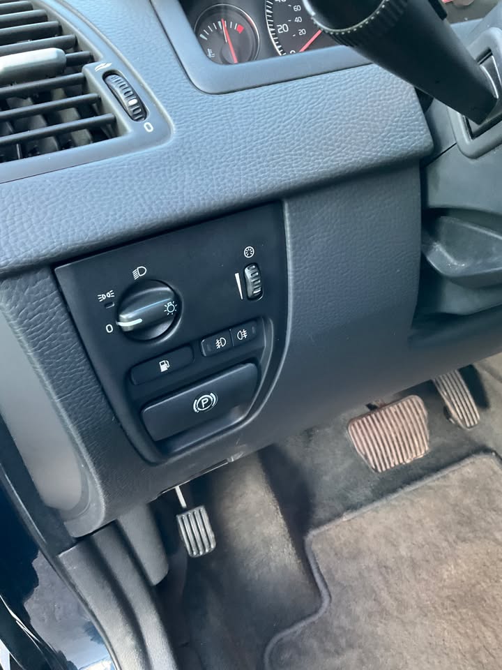 
								2003 Volvo XC90 2.5T AWD — Reconstructed Title — Turbo — 5-Passenger SUV full									