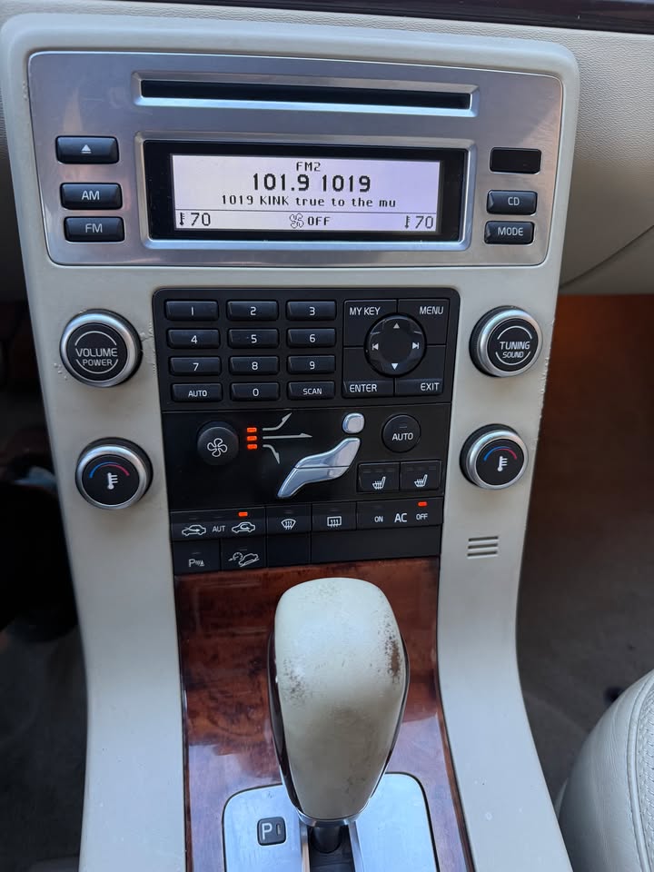 
								2008 Volvo XC70 3.2 AWD — Clean Title — No Accidents — 6-Speed Automatic — Premium Sound full									