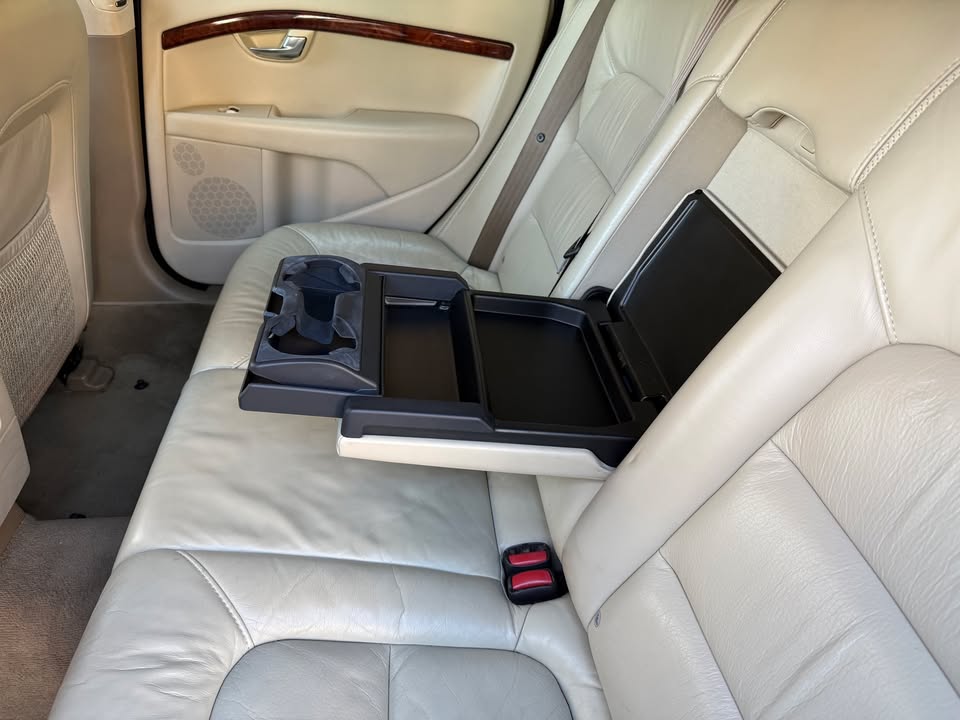 
								2008 Volvo XC70 3.2 AWD — Clean Title — No Accidents — 6-Speed Automatic — Premium Sound full									