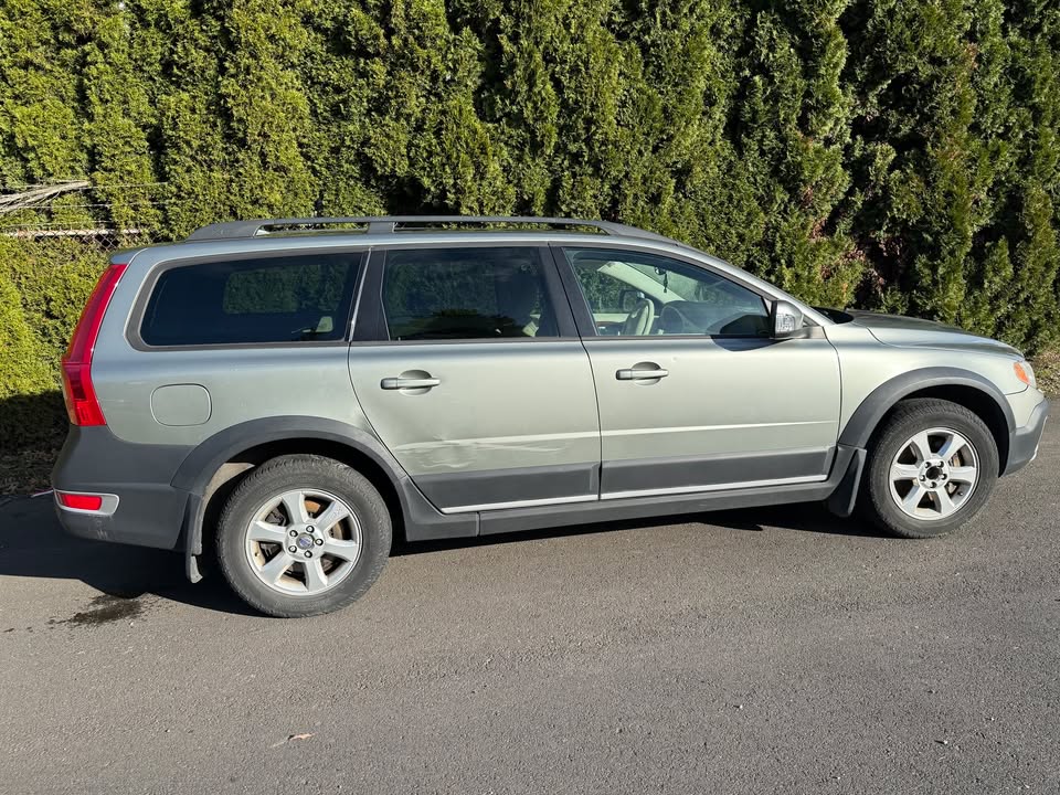 
								2008 Volvo XC70 3.2 AWD — Clean Title — No Accidents — 6-Speed Automatic — Premium Sound full									