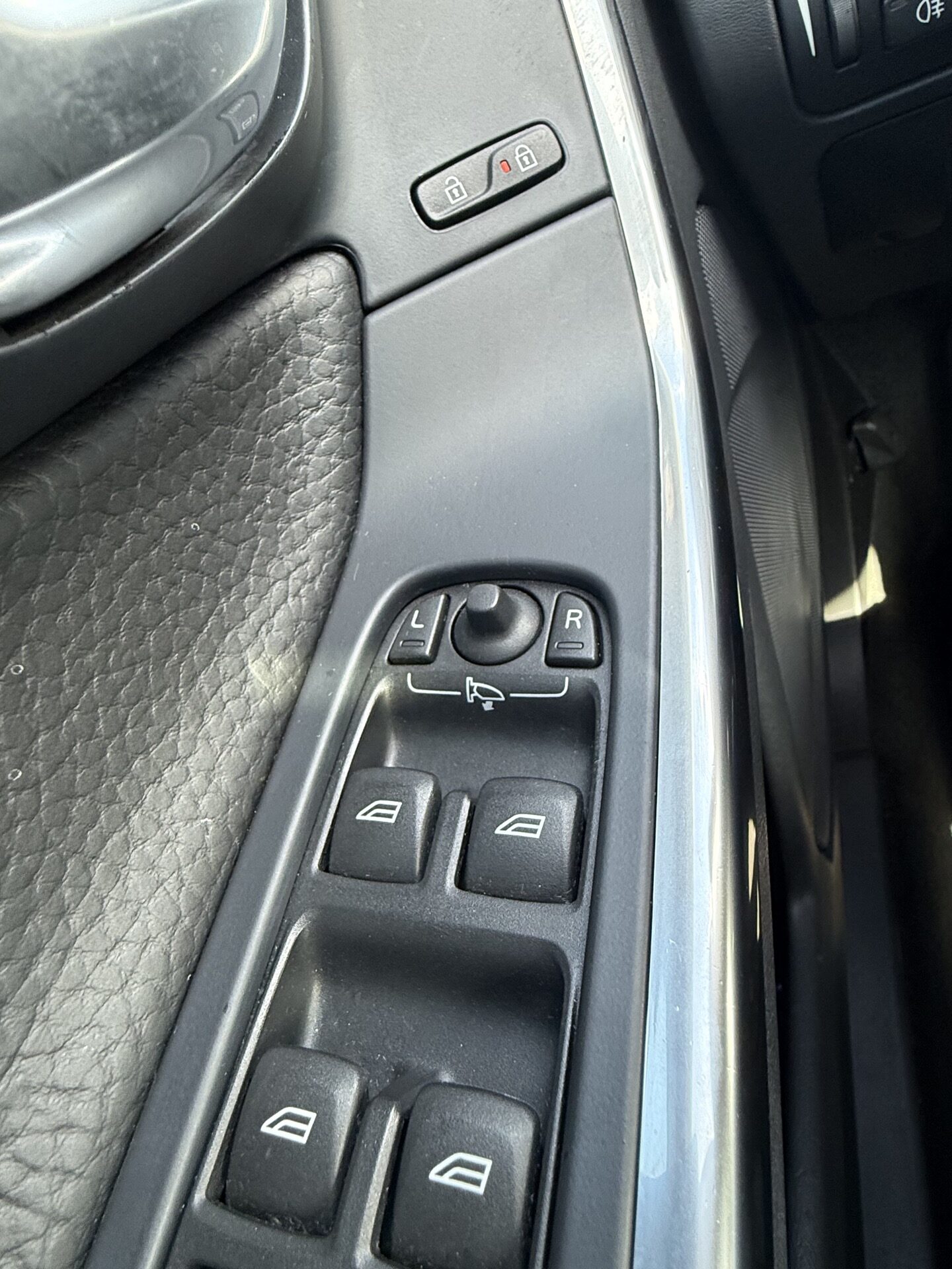 
								2013 Volvo S60 T5 AWD — Clean Title — Well Maintained full									