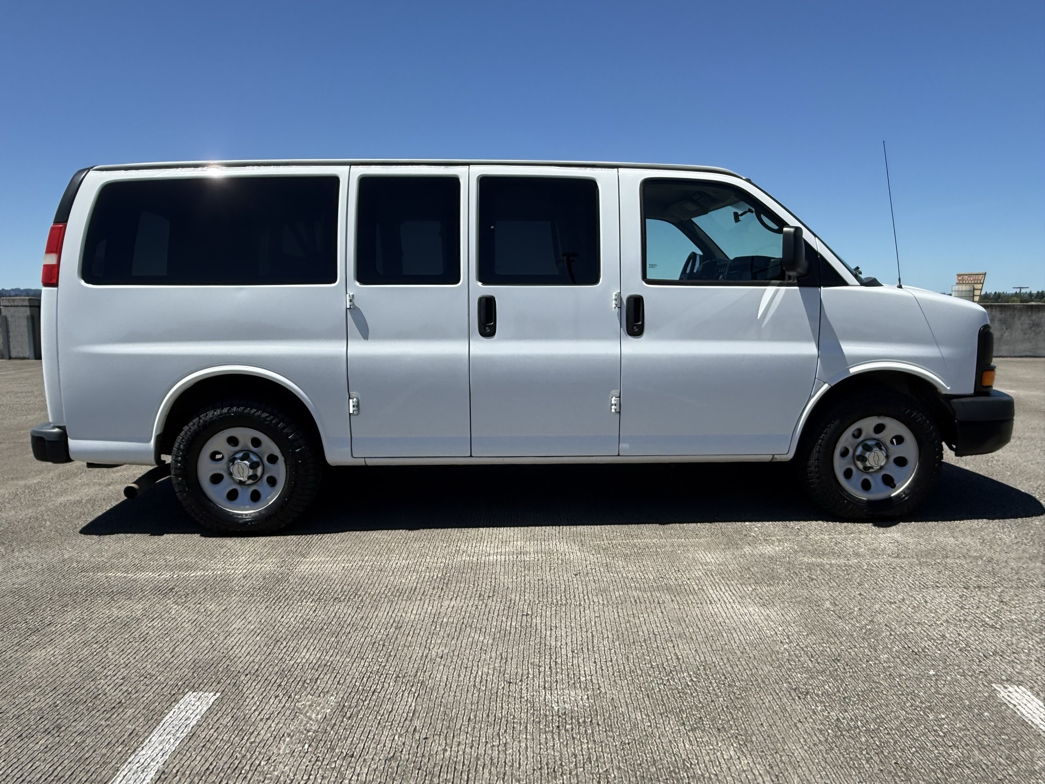 
								2014 Chevrolet Express 1500 Passenger LS AWD full									